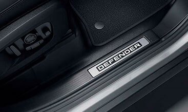 Illuminated Treadplates Ebony — LED-lit door sills with Defender branding